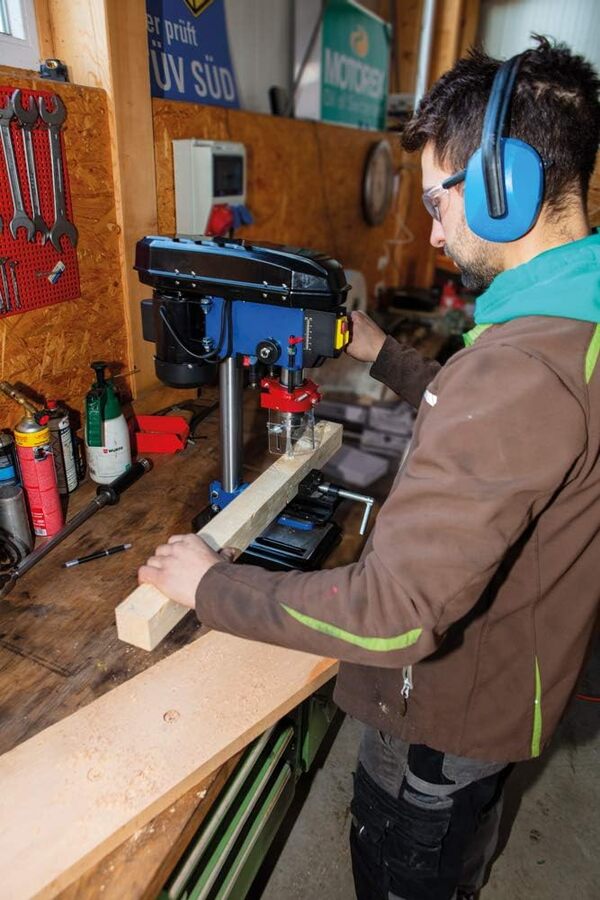 Scheppach Perceuse à colonne DP16VLS – Perceuse d’établi avec étau – 500 W – 5 vitesses pour le bois, le métal et tous plastiques – Variable 600-2600 min-1 – Distance max 170 mm – Laser intégré