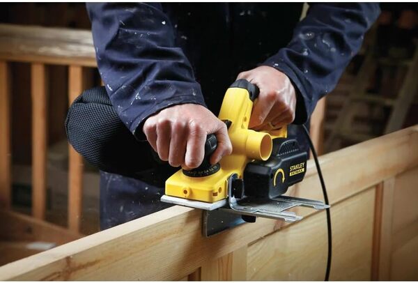 Stanley FATMAX Rabot Électrique Filaire 750W Vitesse de Rotation 16500 trs/mn Éjection de la Poussière Différentes Tailles de Rainures Revêtement Caoutchouc Poids Léger FME630K-QS