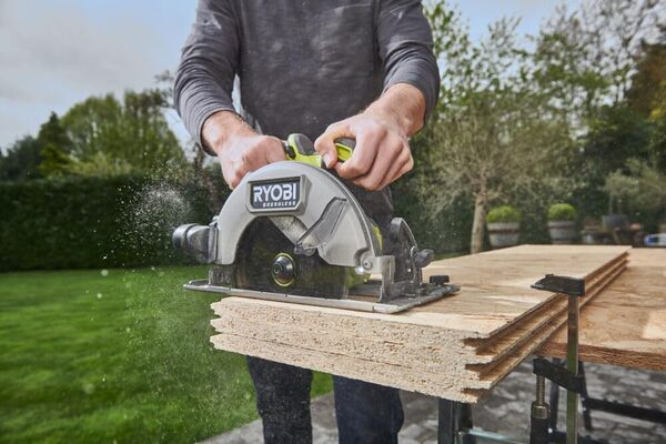 Ryobi - Scie Circulaire 18 Volts sans fils, BRUSHLESS, lame 24 dents 184mm, livrée avec un rail de guidage (sans batterie ni chargeur) - RCS18BL-0