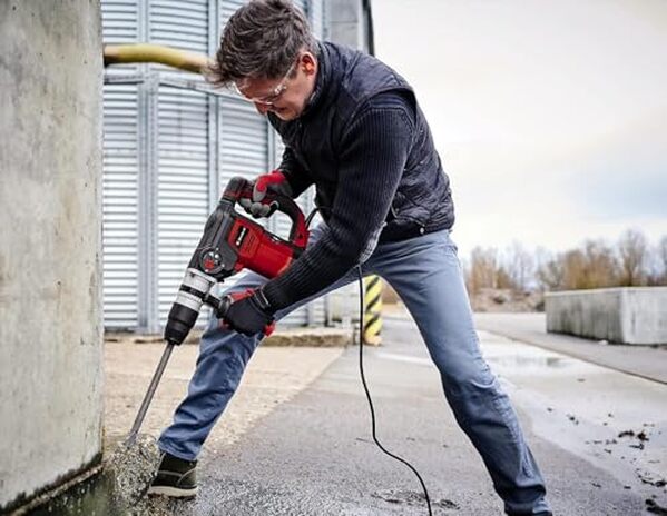 Découvrez notre test détaillé du marteau perforateur Einhell TE-RH 40 3F : puissance impressionnante de 1 050 W pour tous vos travaux de démolition et de perçage.