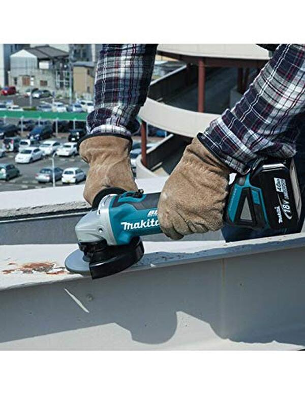 Découvrez notre test de la meuleuse Makita DGA504ZJ : performance, puissance et innovation sans balais 18V pour les bricoleurs exigeants