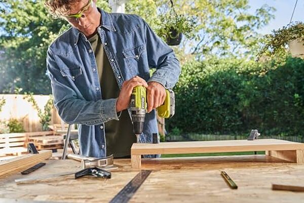 Découvrez notre test détaillé de la perceuse à percussion sans fil RYOBI R18PD3-242S : performances, avantages et inconvénients pour bien choisir votre outil. 