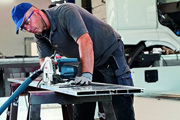 Découvrez notre test détaillé de la scie plongeante Bosch GKT 55 GCE : puissance, précision et fonctionnalités pour vos travaux de découpe professionnels. 